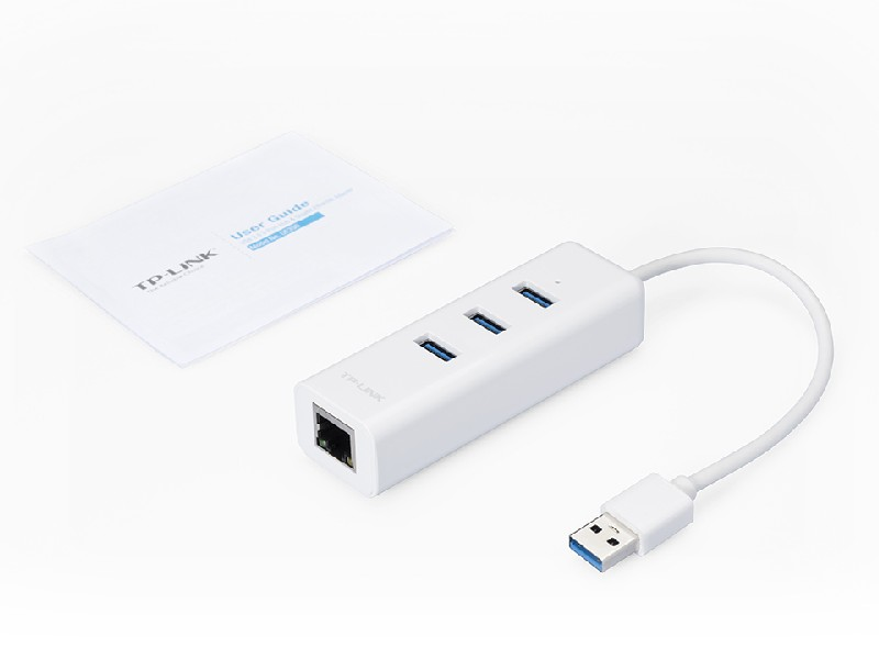 Concentrador USB TP-Link blanco. Un cable blanco conecta el concentrador a un conector USB.