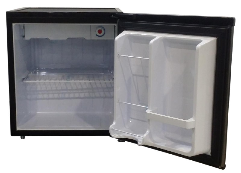 Un pequeño refrigerador negro con la puerta abierta. Dentro se ven estantes y una luz roja.