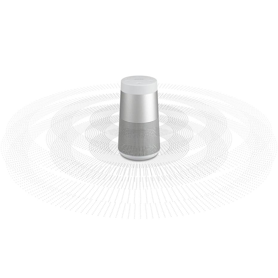 Un altavoz plateado y blanco. Tiene forma cilíndrica con patrones circulares. El logo de Bose es visible.