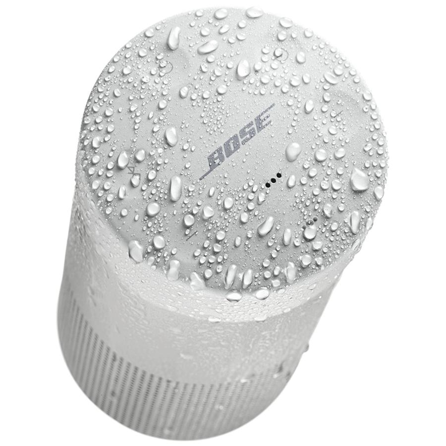 Altavoz Bose blanco cubierto de gotas de agua. Vista superior, aislado en blanco. Limpio y mojado.