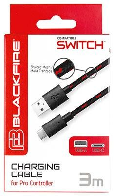 Cable de carga negro para un Pro Controller. El embalaje es visible. Tiene un extremo USB-A y USB-C.