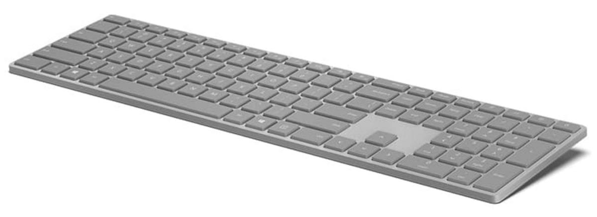 Teclado gris sobre un fondo blanco. Tiene teclas y un teclado numérico.