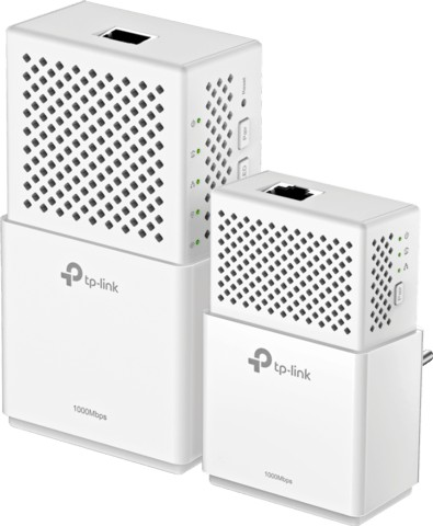 Dos adaptadores de línea eléctrica TP-Link blancos, uno apilado sobre el otro contra un fondo blanco.