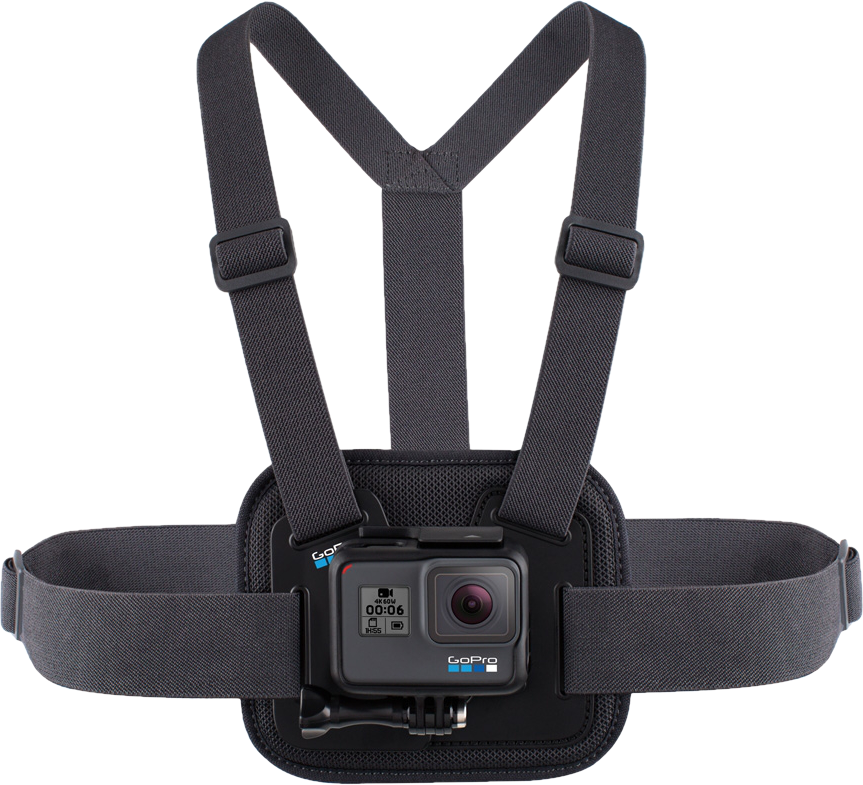 Support pectoral GoPro. Sangles et support noirs. Caméra attachée, logo GoPro visible.