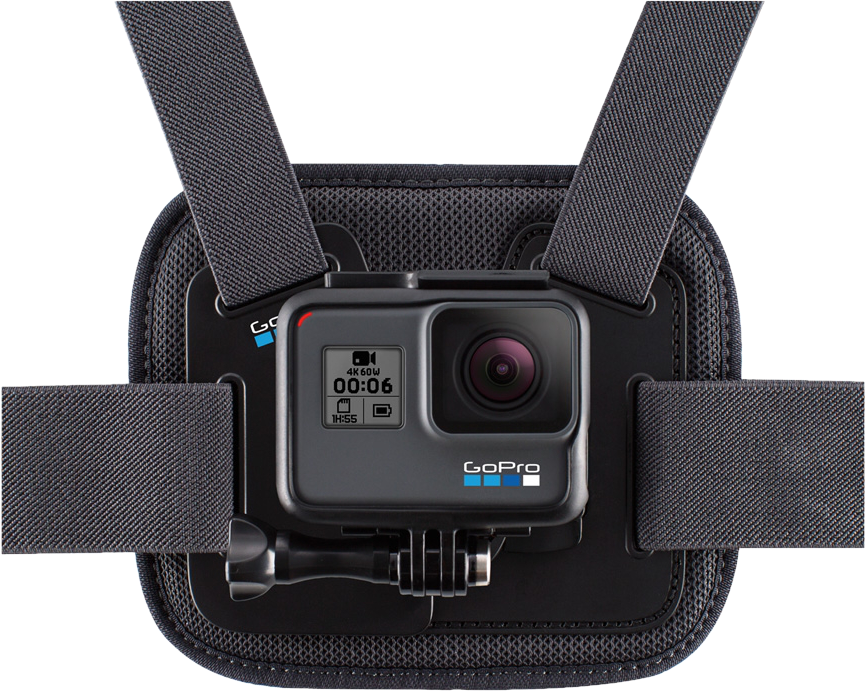 Caméra GoPro montée sur un harnais de poitrine. Sangle de poitrine noire avec une caméra GoPro au centre.