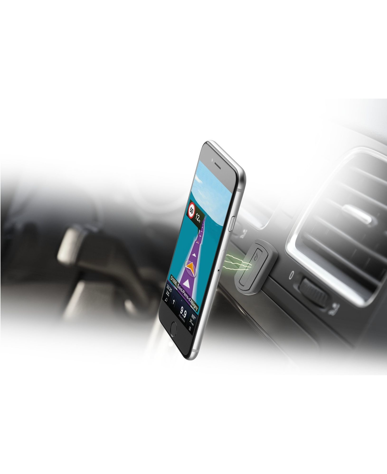 Smartphone en un soporte de ventilación de coche muestra una aplicación de navegación. Salpicadero visible en el fondo.