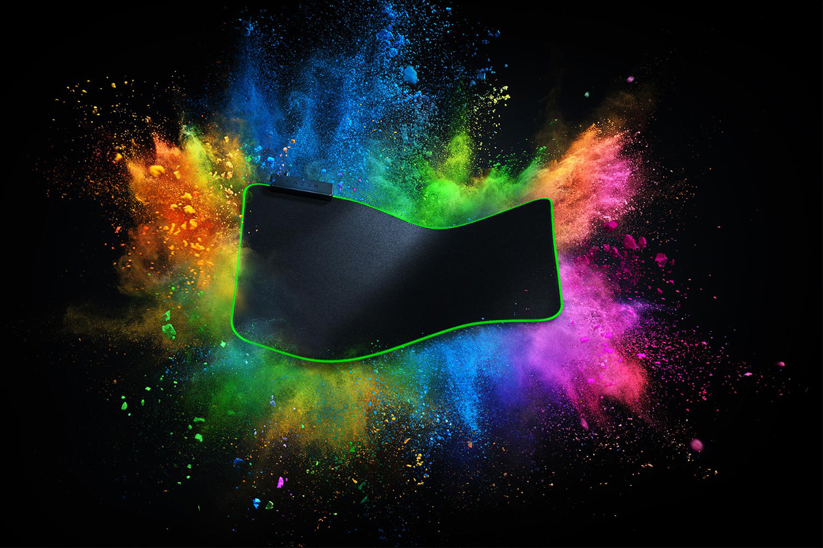 Tapis de souris noir avec bordure verte et fond d'explosion colorée. Fond noir.