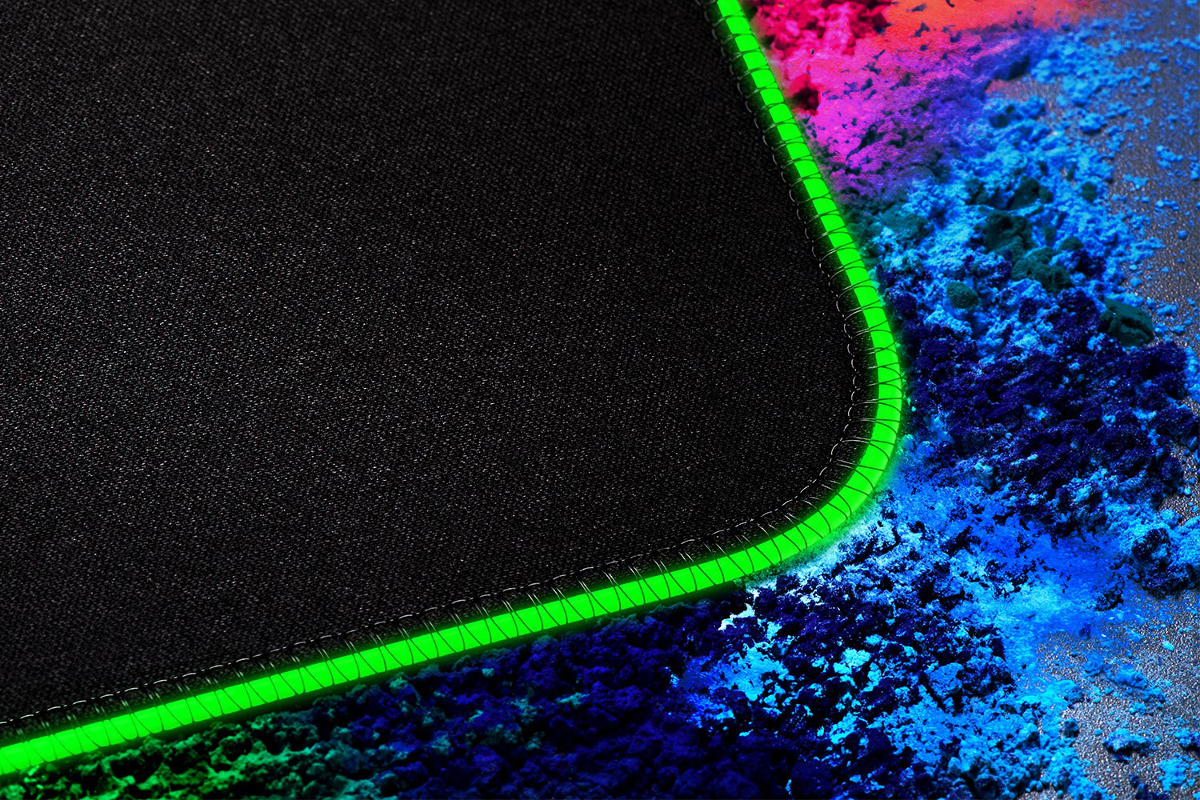 Tapis de souris noir avec bord vert, entouré de couleurs bleues et rouges.