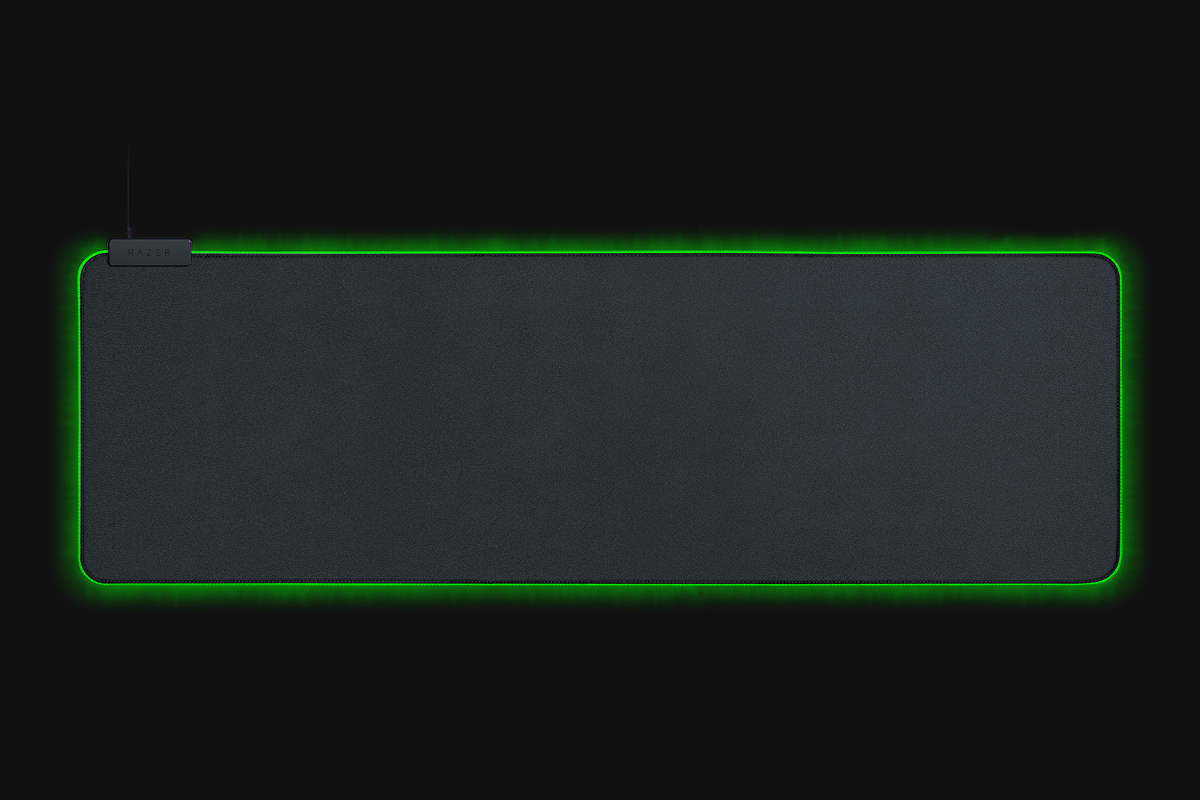 Tapis de souris de jeu rectangulaire noir avec bordure verte lumineuse sur fond sombre.