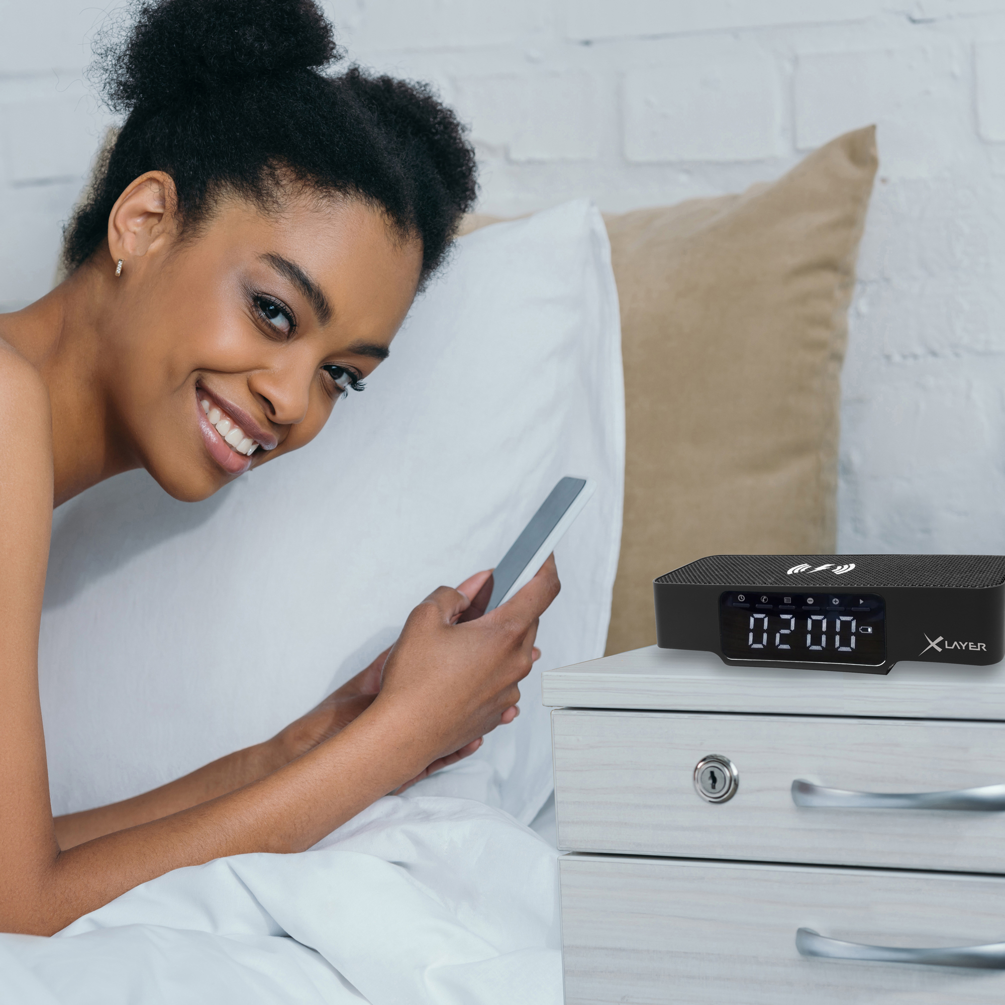 XLAYER Ladegerät XLayer Wireless Charging Alarm Clock Black Smartphones/Tablets Digitaluhr alle Geräte mit 5V Ladeinput, 230 Volt 3.7V, Schwarz