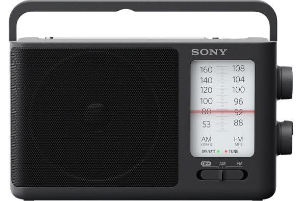 Radio Sony negro con asa y dial de sintonización. Se muestran las frecuencias AM/FM.
