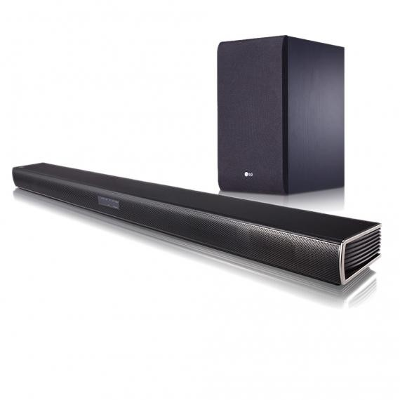 Una barra de sonido LG negra y un subwoofer. La barra de sonido es larga y rectangular.