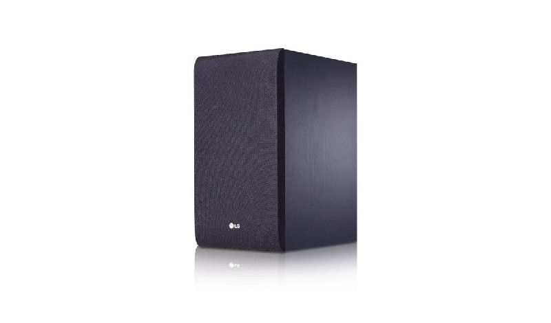 Una caja de altavoz negra. Tiene forma rectangular con bordes redondeados. Tiene el logo de LG.