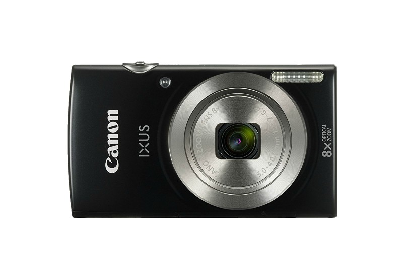 Cámara Canon IXUS negra con lente plateada y zoom óptico 8x, aislada sobre blanco.
