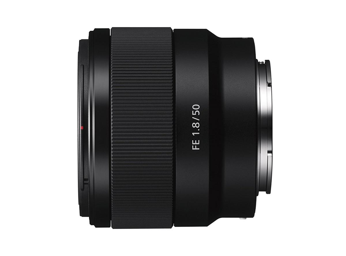 Un objetivo de cámara negro, vista lateral, con la etiqueta FE 1.8/50. La lente es cilíndrica.