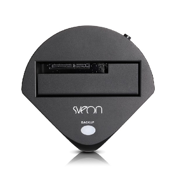 Carcasa de disco duro externo negra. Marca Sveon. Botón de copia de seguridad. Fondo blanco.