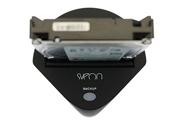 Estación de acoplamiento de disco duro negro con disco duro insertado, texto 'Sveon Backup'.