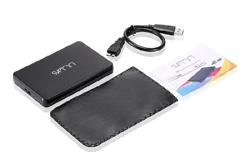 Disco duro externo negro con funda de cuero, cable y papel con el logotipo SVEN.