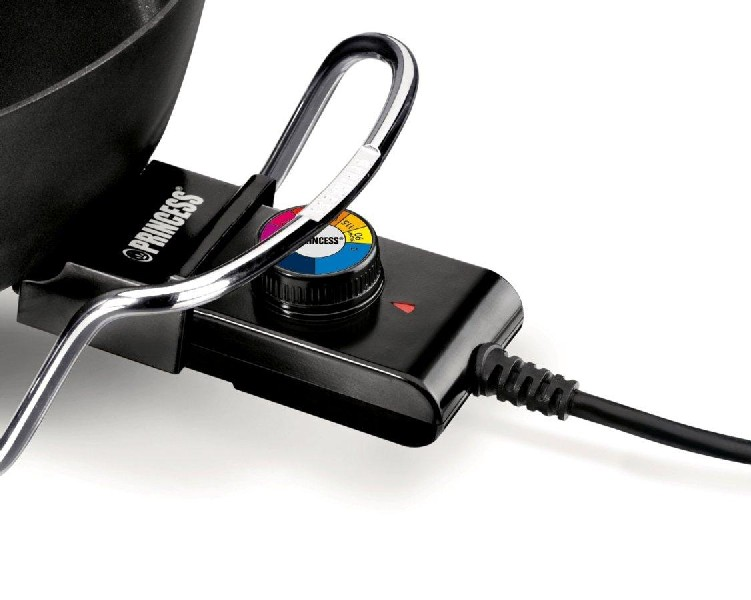 Primer plano del panel de control de una freidora con dial y cable de alimentación negro.