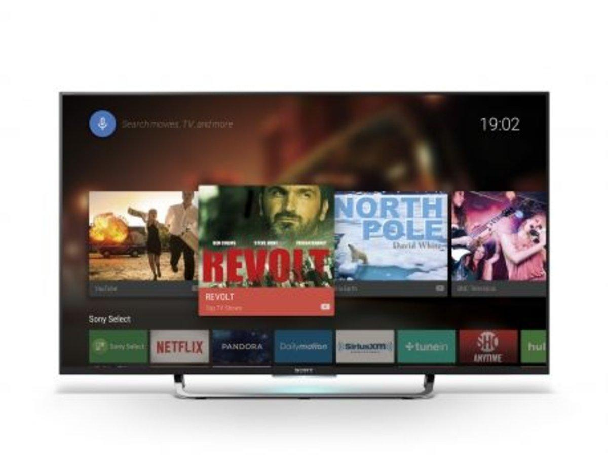 Una pantalla de TV mostrando una selección de películas con carteles y una barra de menú en la parte inferior.