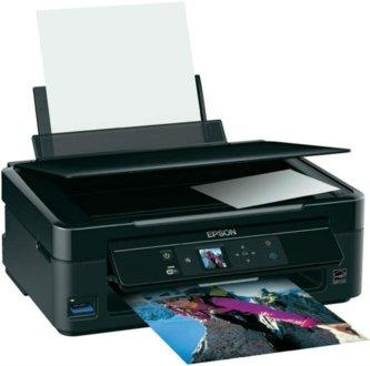 Impresora Epson negra con papel en la bandeja de entrada y salida, imprimiendo una imagen colorida.