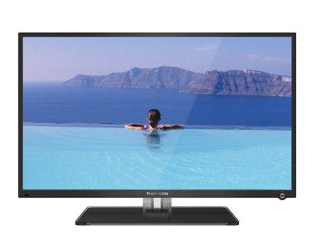 Una persona en una piscina mirando montañas y agua azul, en una pantalla de televisión.