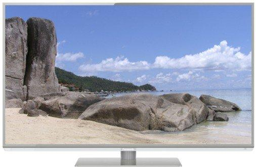 Pantalla de TV que muestra una escena de playa con rocas y cielo azul. El televisor es plateado.