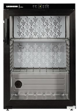 Una vinoteca Liebherr negra con puerta de cristal. El interior tiene estantes y un panel metálico perforado.