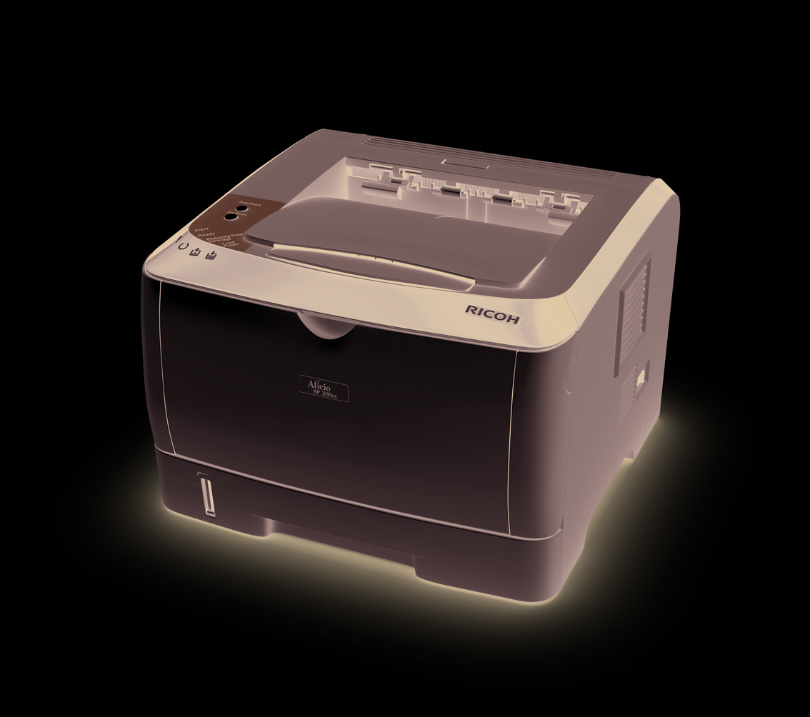 Impresora láser Ricoh Aficio SP 100. Diseño en blanco y negro. Fondo negro con brillo de luz.