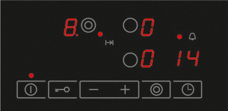 Primer plano de un panel de control de placa de cocina negra con pantalla digital mostrando números.