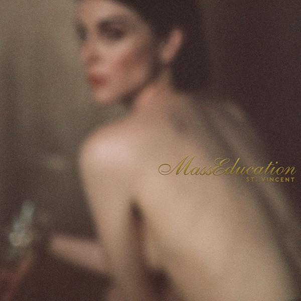 Verschwommenes Bild einer Frau, mit dem Albumtitel "Mass Education" von St. Vincent.