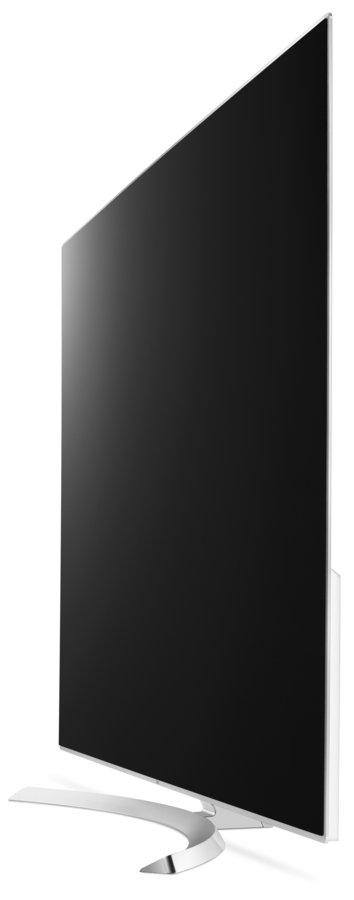 Vista lateral de un televisor negro grande con soporte blanco, aislado en blanco.