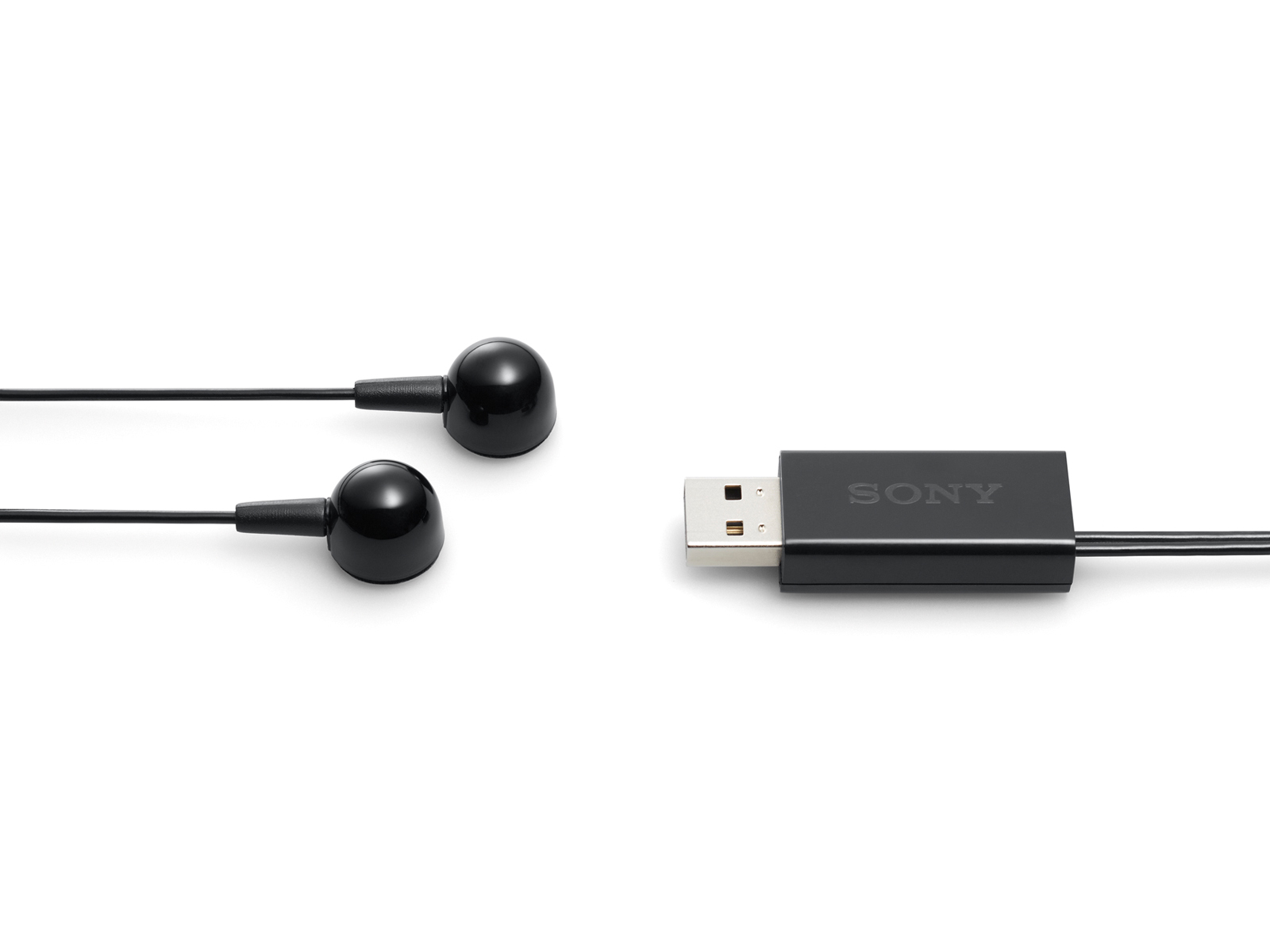 Auriculares negros con cables junto a un conector USB negro con la palabra "SONY".