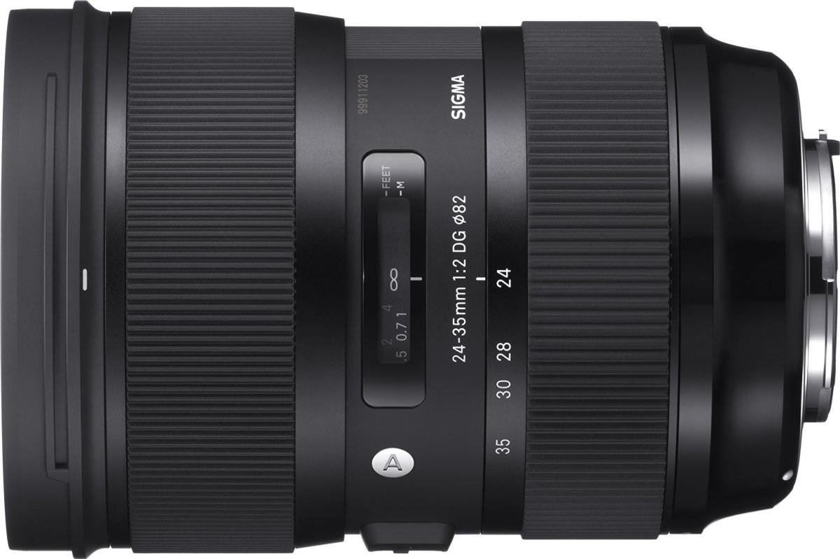 Un objetivo Sigma 24-35mm f/2 DG. Es negro y cilíndrico con marcas de distancia focal y enfoque.