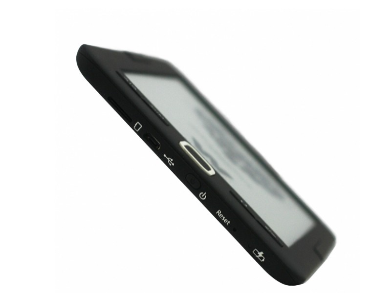 Dispositivo de lector electrónico negro, en ángulo. El dispositivo tiene pantalla, botones y botón de reinicio.