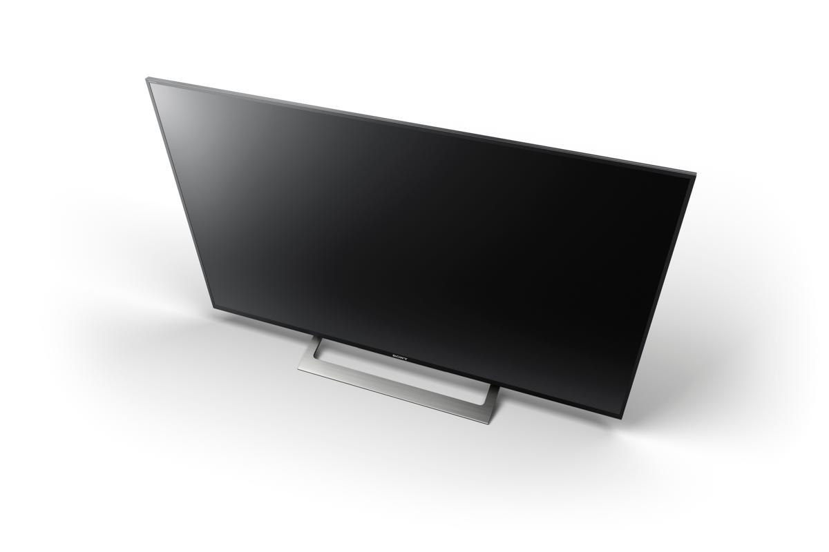 TV Sony, pantalla negra, soporte plateado, vista en ángulo, fondo blanco, perspectiva cenital.