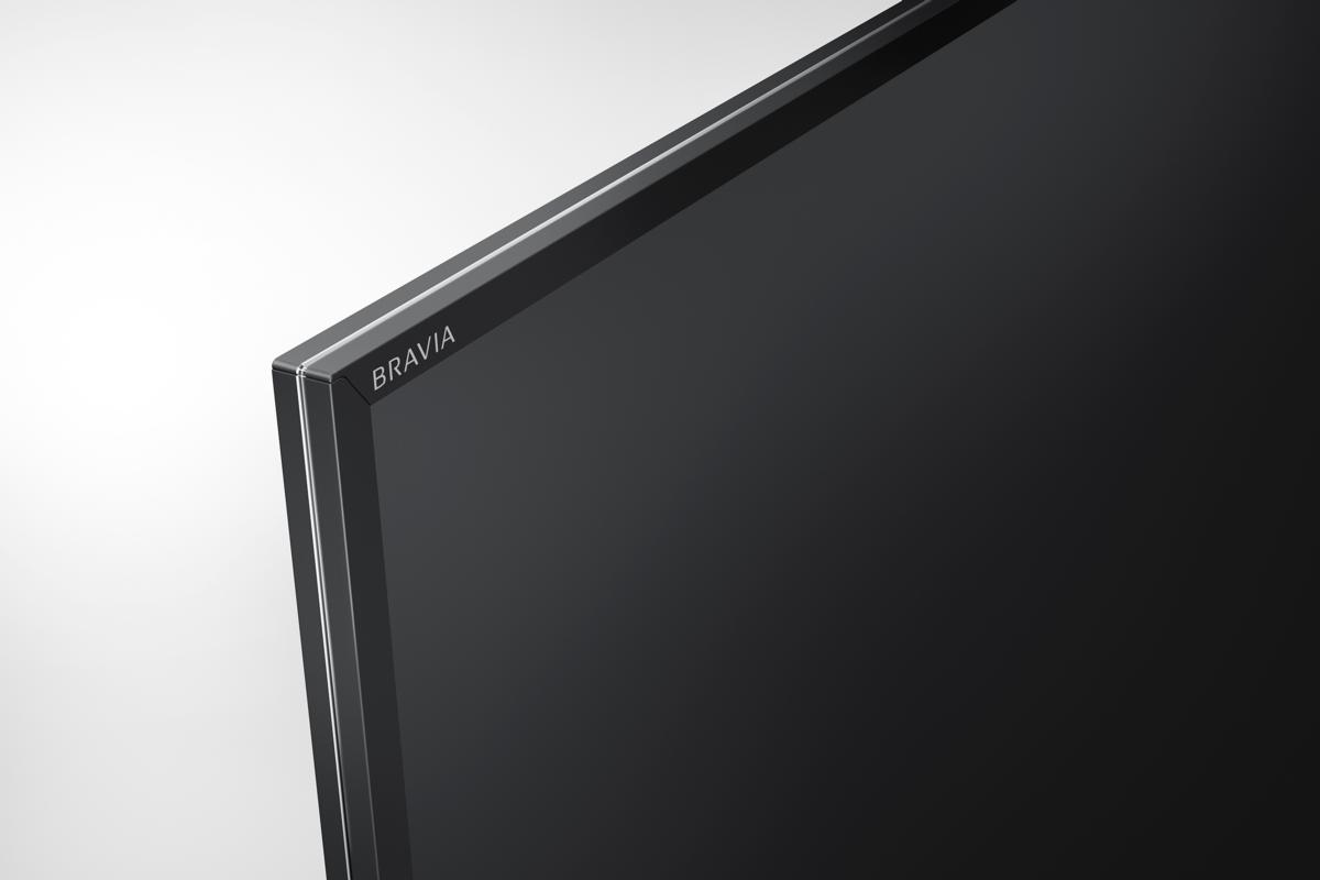 Esquina de pantalla de TV negra con texto 'BRAVIA', primer plano sobre blanco.
