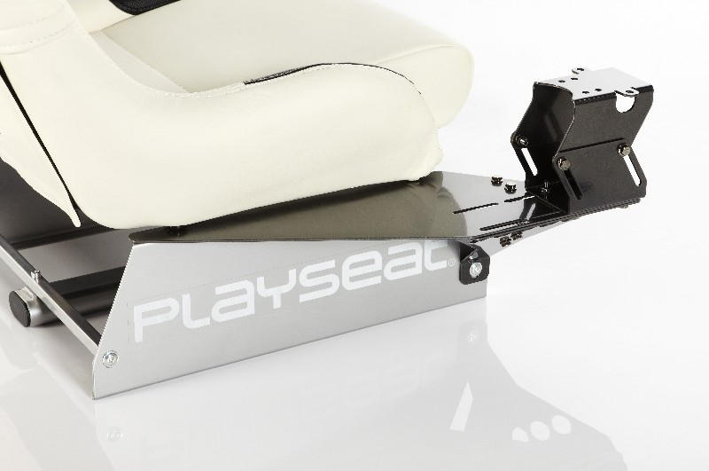 Base de silla gaming Playseat blanca, acento plateado. Asiento blanco. Aislado en blanco.