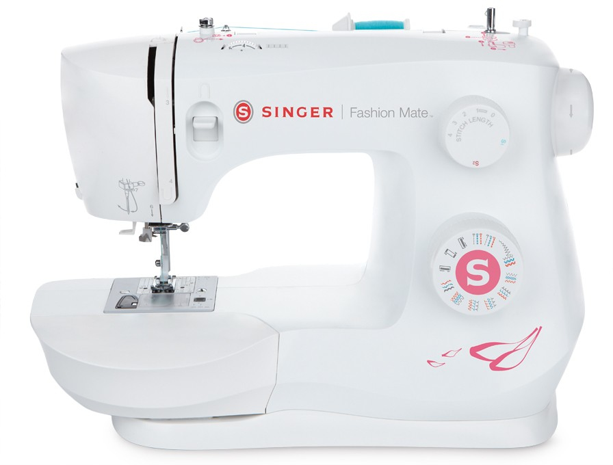 Una máquina de coser Singer blanca con detalles rosas sobre un fondo blanco.