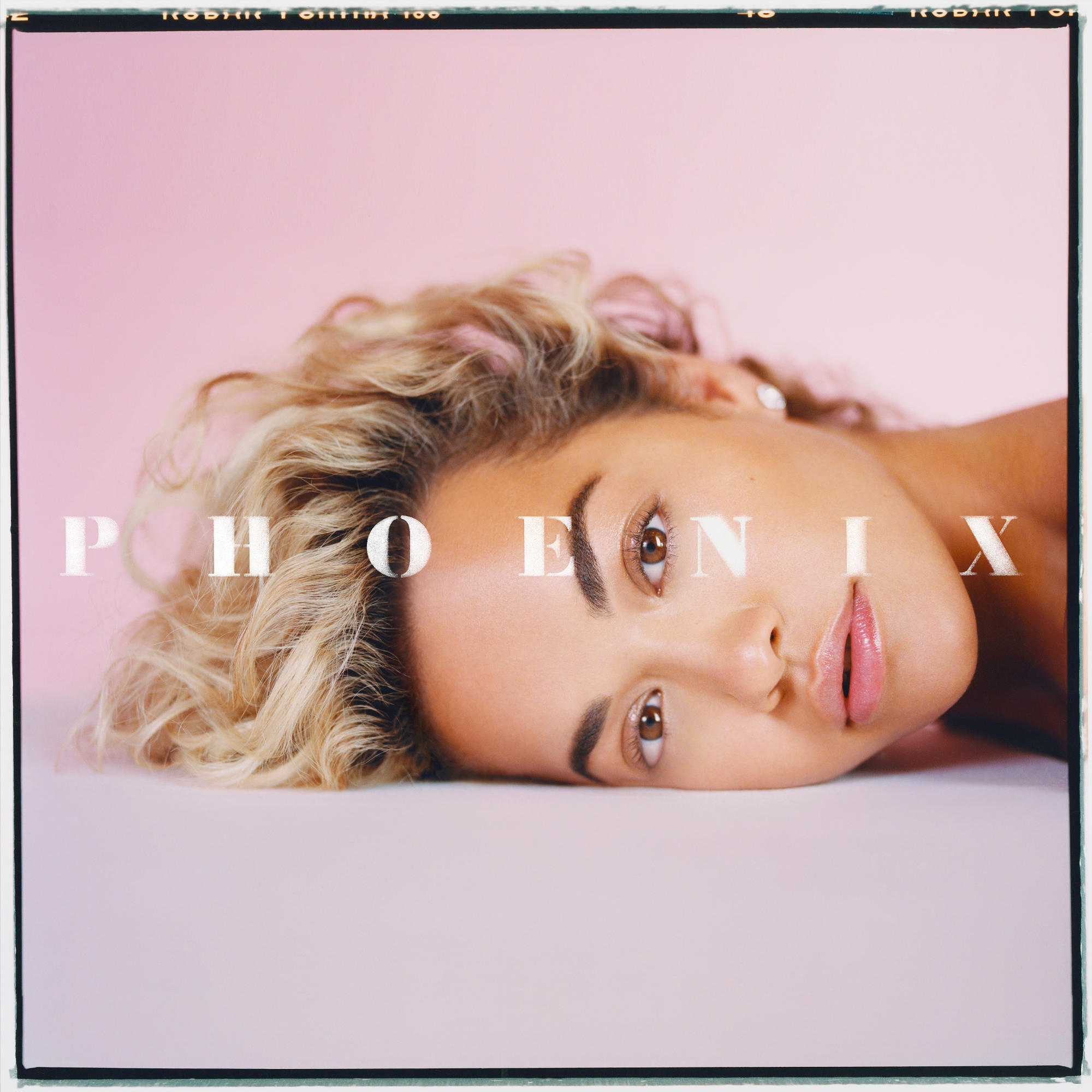 Albumhoes van het gezicht van een vrouw. Het woord PHOENIX staat over de afbeelding.