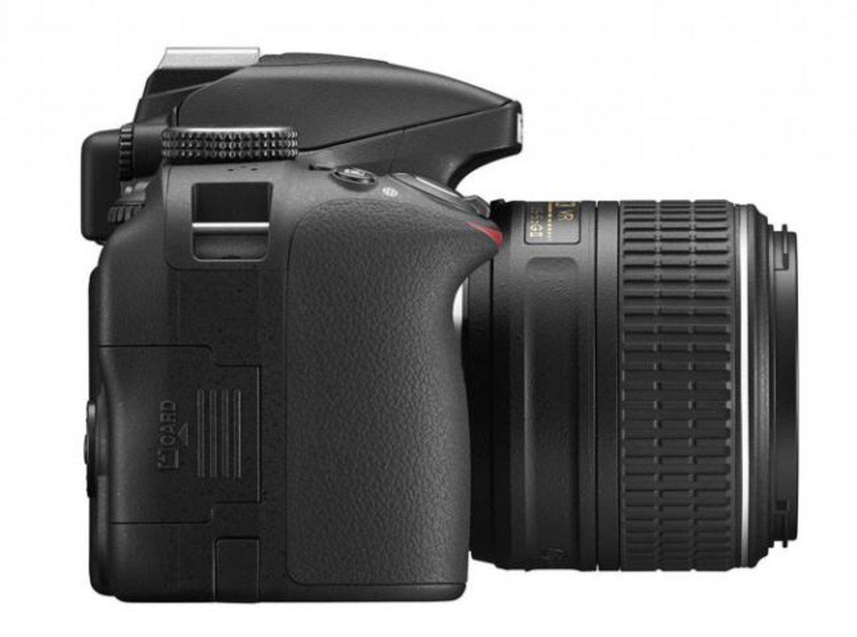 Cámara Réflex - Nikon D3300 + 18-55 VR II con estuche y trípode