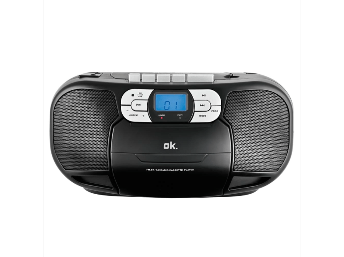 Boombox negra con altavoces a cada lado, pantalla azul y botones. La marca 'ok.' es visible.