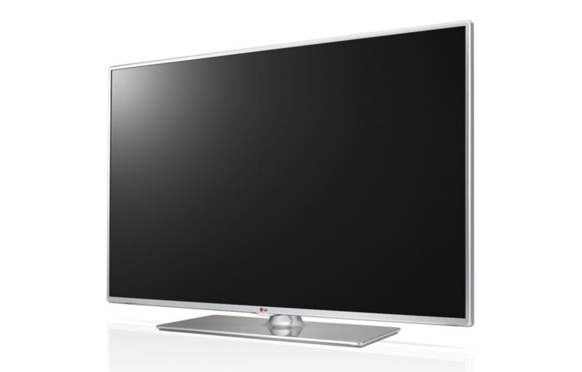 Televisor LG grande con pantalla negra. La base es plateada y el marco delgado.
