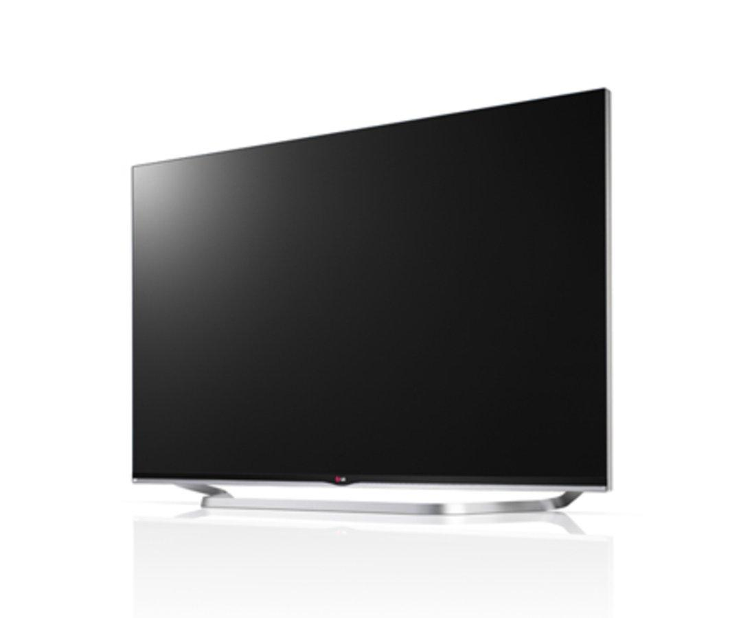 Televisor LG con pantalla negra y base plateada. La pantalla está apagada. El fondo es blanco.
