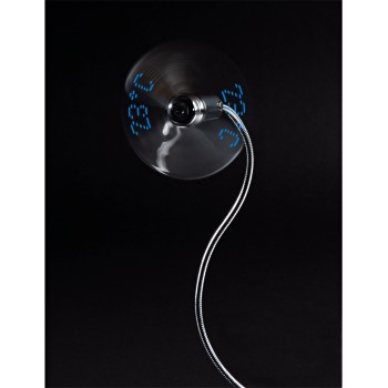 Un ventilador plateado y negro con una pantalla digital que muestra números azules.