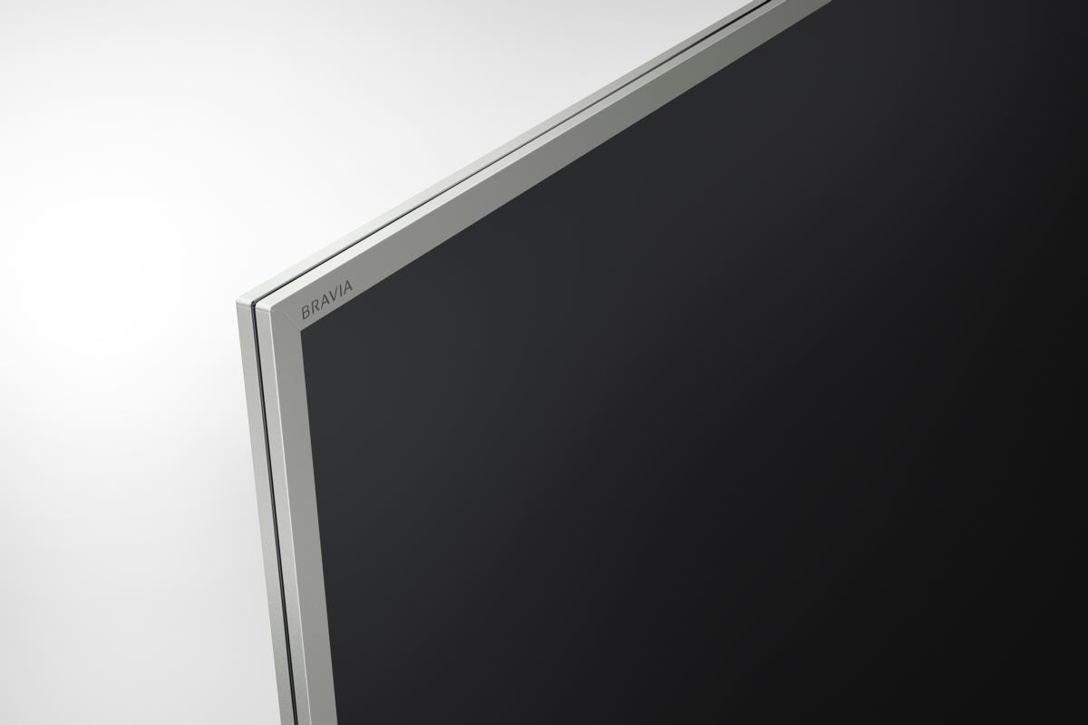 Primer plano de la esquina de una pantalla de TV, con 'BRAVIA' sobre fondo blanco.
