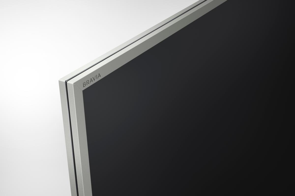 Primer plano de una esquina de TV, mostrando la marca 'BRAVIA', borde plateado y pantalla negra.