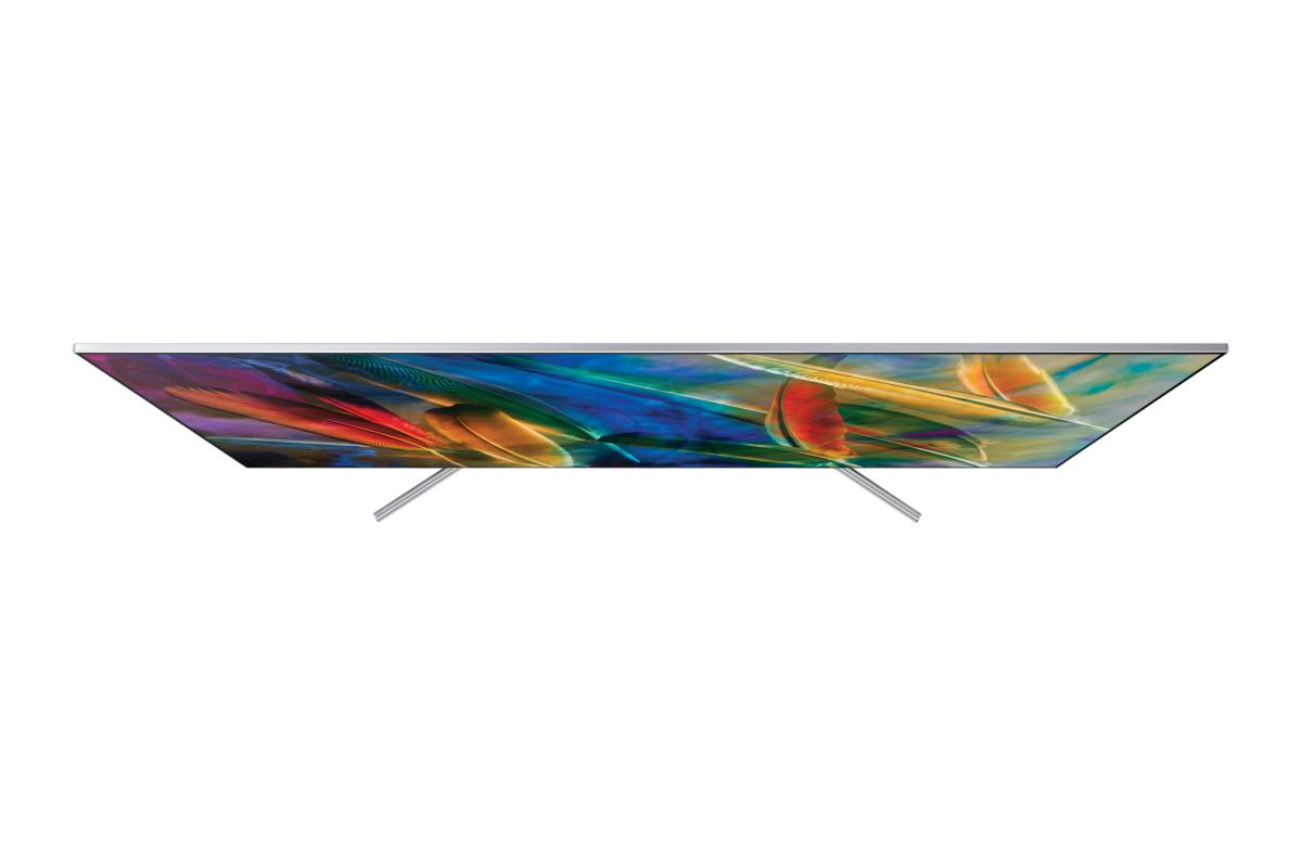 Vista superior de un televisor Samsung con pantalla colorida y soportes plateados.