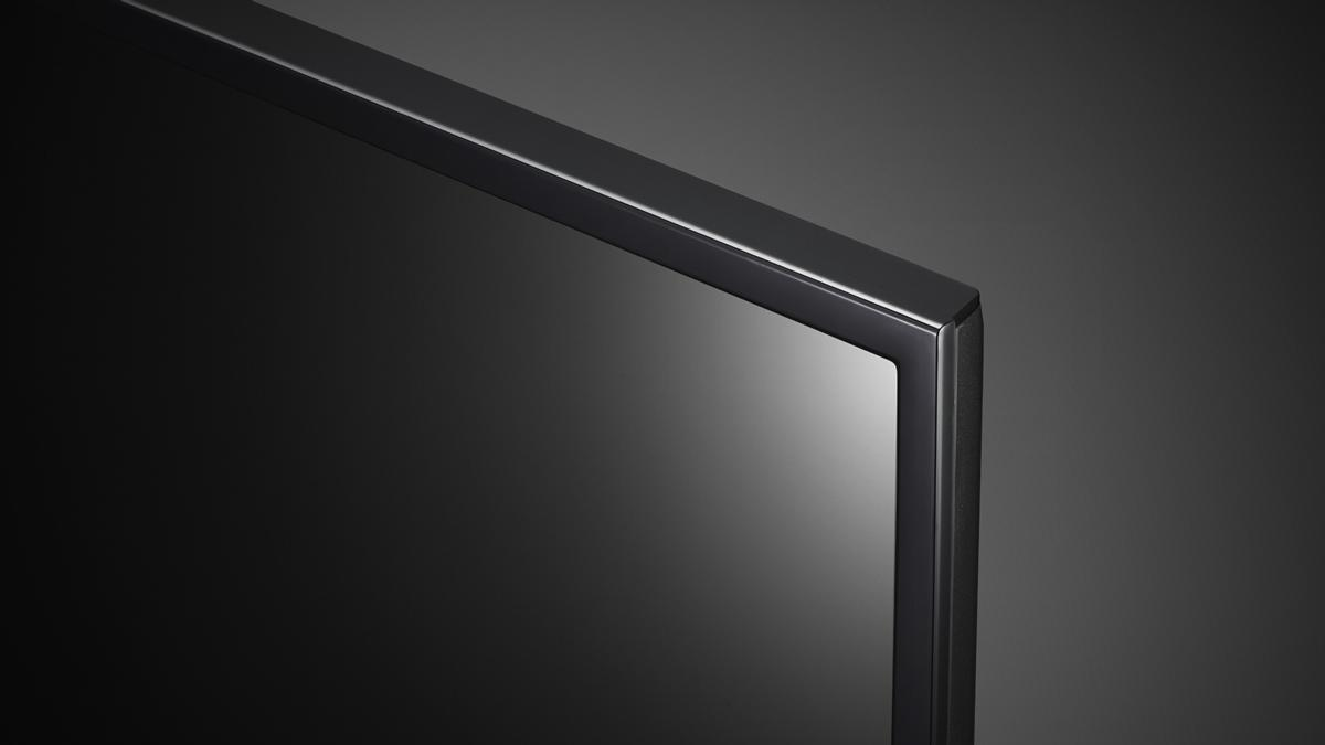 Primer plano de un marco de TV negro. Es un diseño elegante y minimalista con un fondo oscuro.