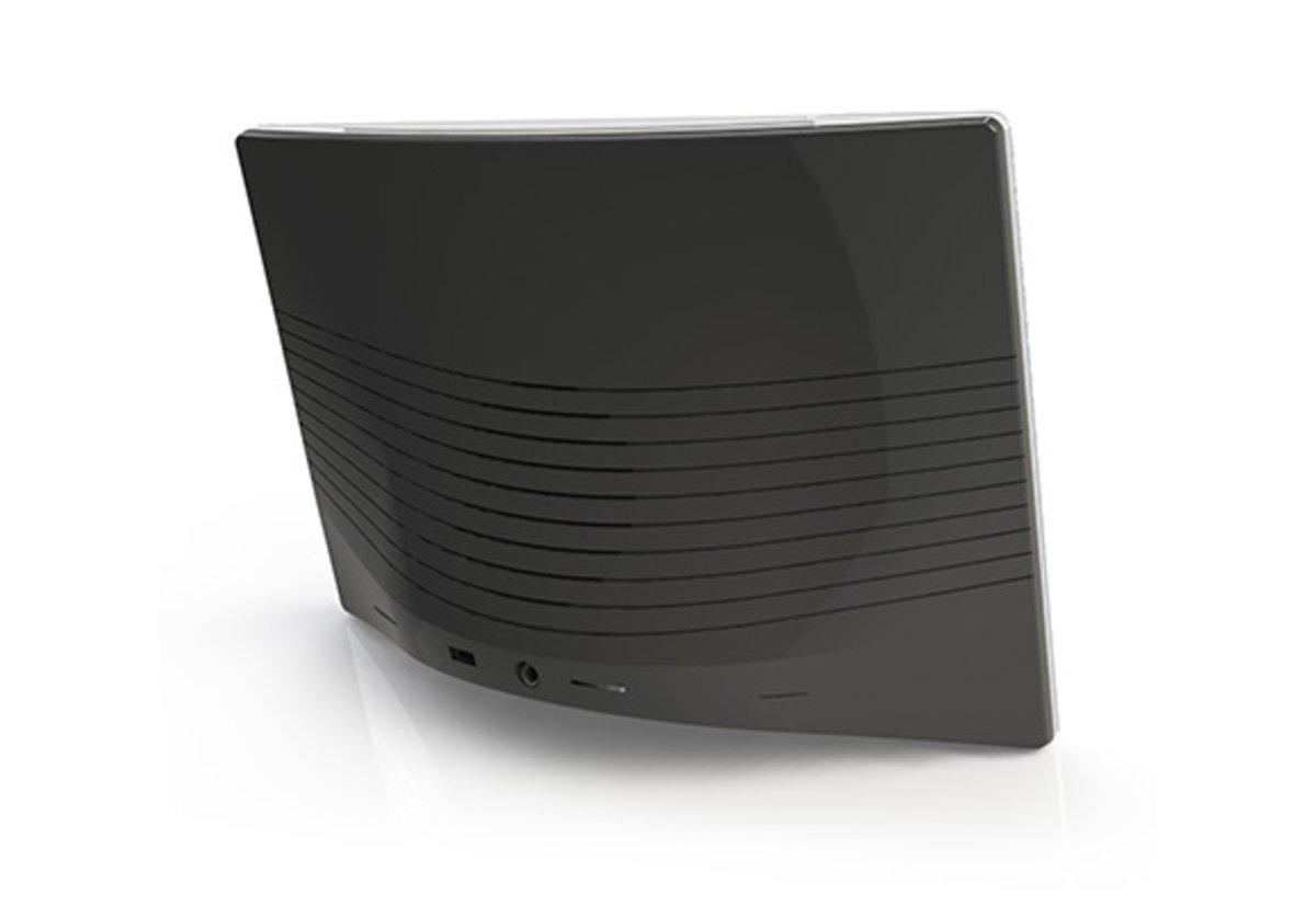 Altavoz negro con un diseño curvo. Tiene una serie de líneas horizontales en la parte posterior.